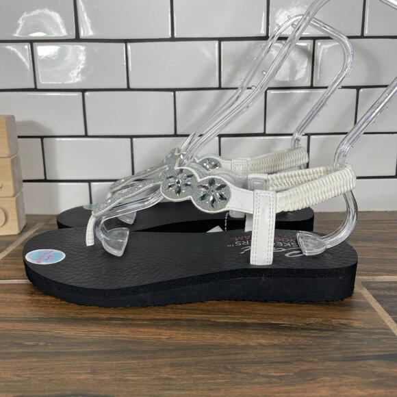 Skechers Meditation Sparkly Fleur Womens 8 Shoes White T-Strap Thong Sandal NEW - Picture 1 of 13